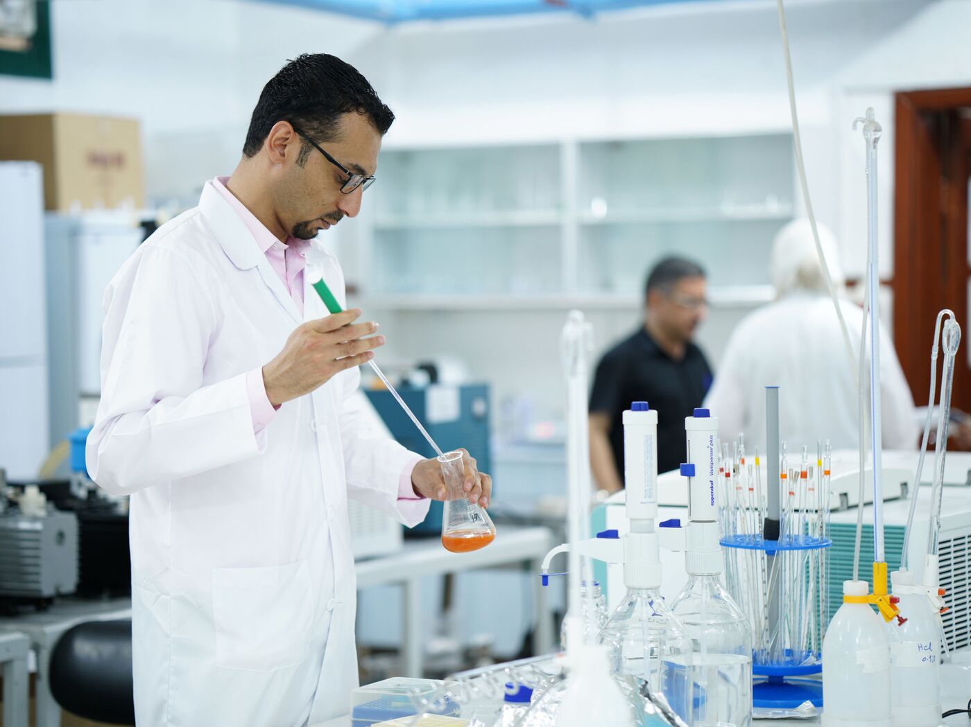 صياغة المستقبل الكيميائي: مهارات الباحث الكيميائي التطبيقي في عصر الابتكار