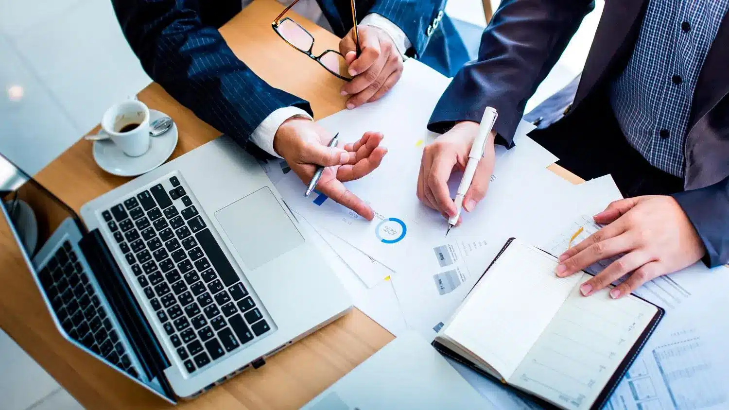 الطريق إلى النجاح: كيف تصبح محلل مالي محترف في عالم الأعمال المتغير؟